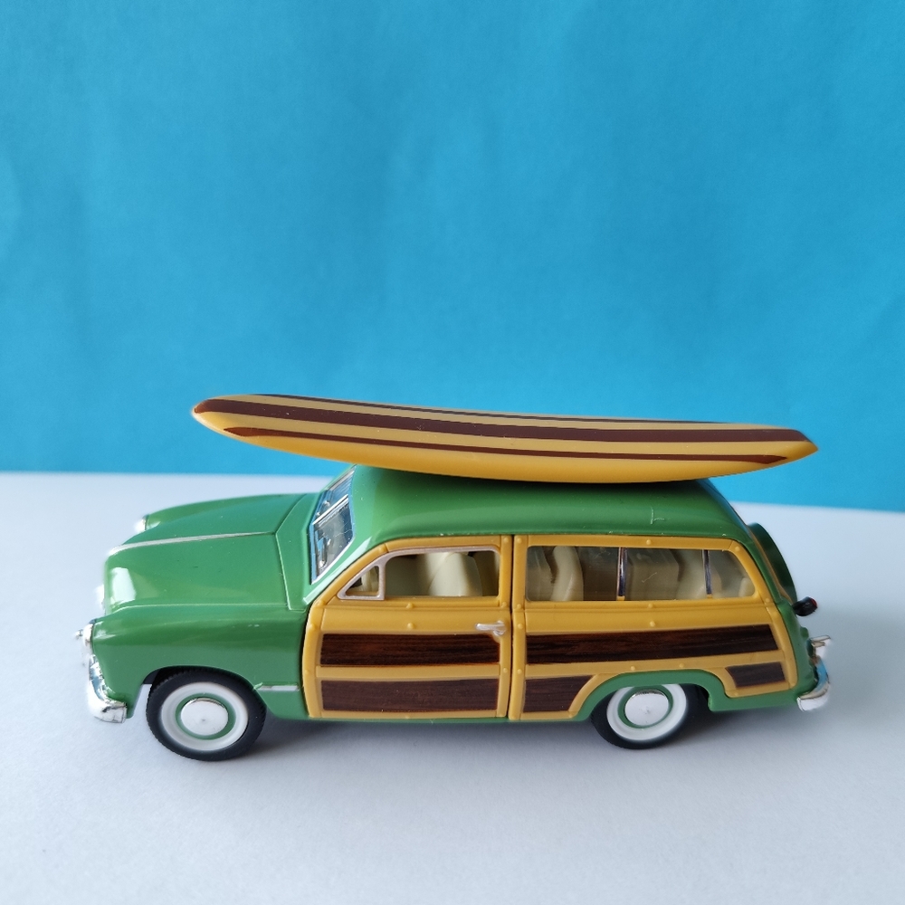 Kinsmart 1949 Ford Woody Wagon Diecast Model Toy Car 1:40 Green with Surf Board